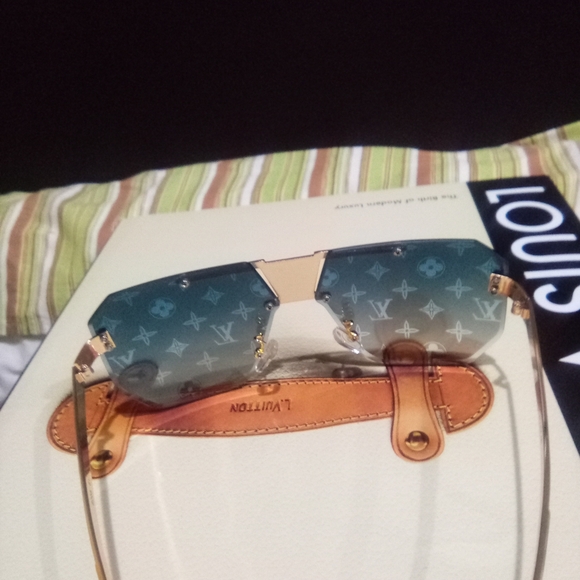 Inspired stylish sunglasses ACCEPTING OFFERS! - Picture 2 of 3